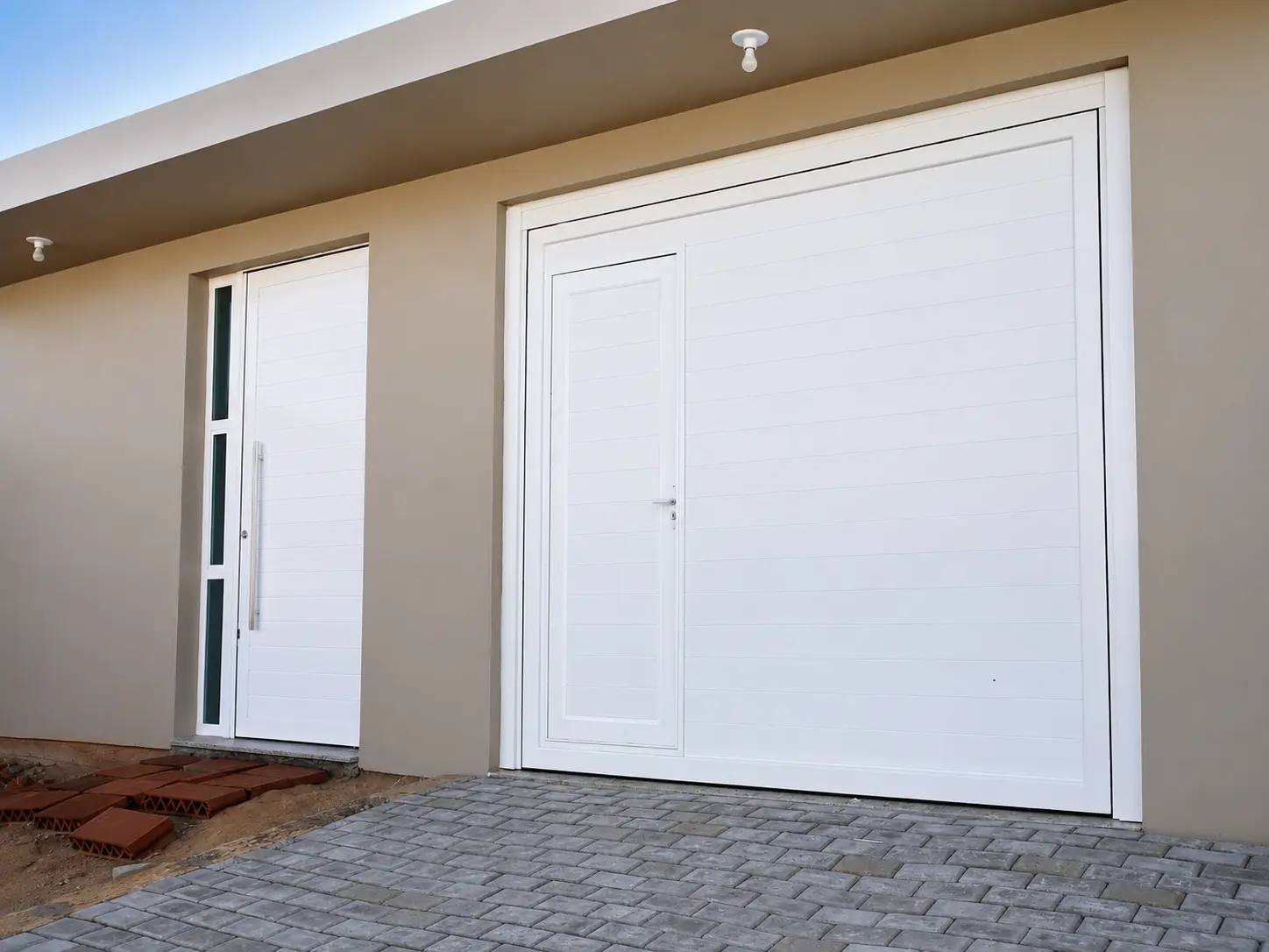 Portas de alumínio branco em fachada residencial
