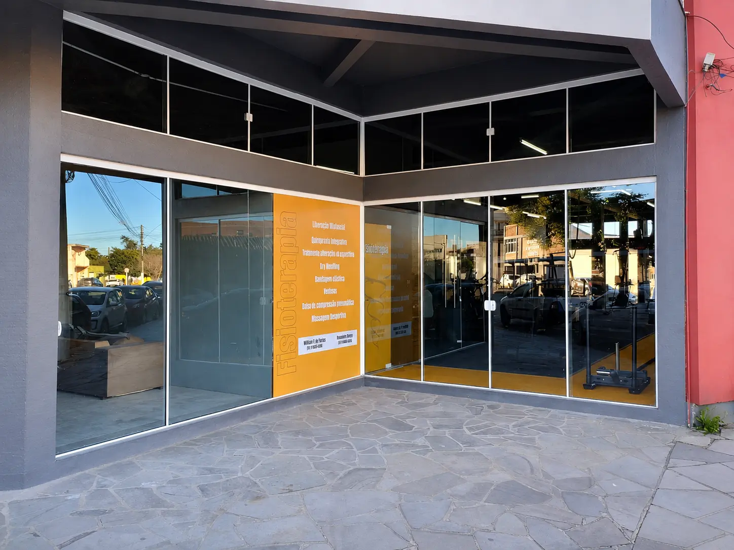 Fachada comercial em vidro e alumínio